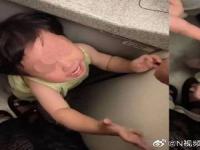 奶奶全程允许陌生女子厕所教育孙女_后续！两陌生女子把小孩关厕所“立规矩”，经家长同意，网友炸锅