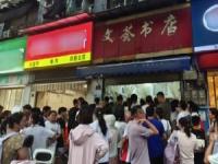 网传武汉一中学指定书店购书_武汉一中学要求家长到指定书店购书？央广网记者实地探访