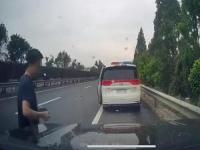 为什么高速公路上车子不能跟着警车走_高速事故警车能否停在应急车道