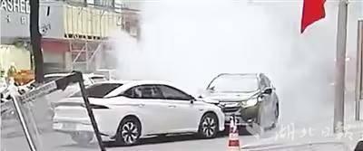 白车侠杜志军闹市区死死顶住失控车_炸裂！用自己的车死死顶住失控车辆？白车侠”杜志军获赠新车