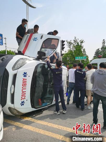 车辆侧翻冒烟众人徒手掰车门救人_车辆冒烟司机晕厥，他徒手掰窗救人！