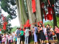 1万5千余名游客登上泰山祝福祖国_泰山之巅飘扬中国红 祝福祖国繁荣昌盛