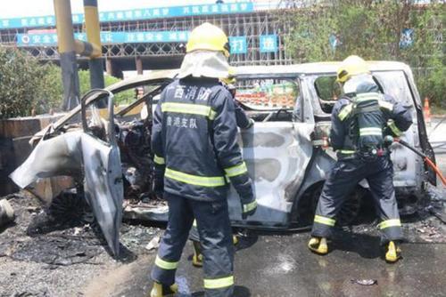 警方通报男子遇车祸等救援遭碾压_男子遇车祸等待救援遭过路车辆碾压 被压男子面部有明显血迹