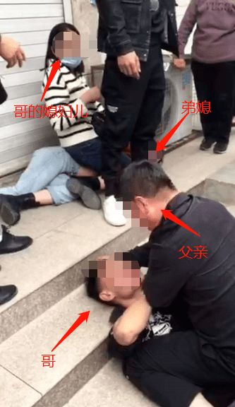 警方介入男子当街殴打老父亲_“男子当街殴打老父亲”视频热传 当地回应：因分地产生纠纷，警方已介入