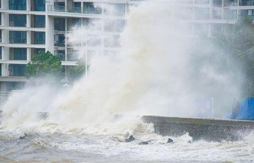 广东沿海多地突发海水倒灌_广东陆丰多个乡镇出现海水倒灌，官方：未来两天需持续观察，建议居民减少外出