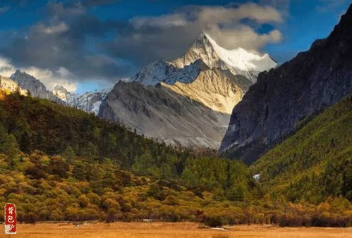 李现镜头下的稻城亚丁_李现镜头下的稻城亚丁，蓝天碧水草甸雪山，每一张都可以做壁纸