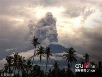 印尼火山喷发仍有中国游客滞留_印尼火山喷发！中国游客滞留：回国航班取消，船票坐地起价?