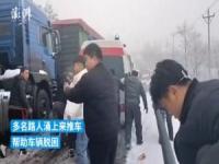 救护车陷雪地急救人员抬起病人就开跑_鹤岗市急救中心回应暴雪天救护车打滑：医护抬着患者前行