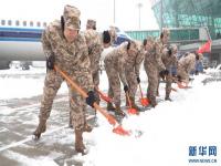 东北的武警已经开始上街铲雪了_情系居民：武警官兵街头扫雪忙