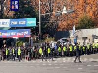 韩国民众在国会前集会示威_韩国民众在国会前集会示威，多个市民团体要求弹劾罢免总统