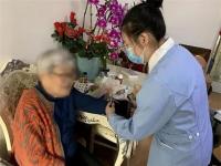 98年女孩帮老人洗澡很自豪做助浴师_98年女孩帮老人洗澡很自豪做助浴师