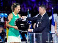 郑钦文未来可期_没能捧起澳网冠军奖杯的郑钦文依旧未来可期，中国网球终迎李娜接班人