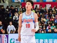 #于德豪防守#CBA总决赛G2于德豪被弗格手肘打到脸部，嘴唇出现明显伤口