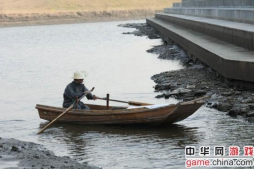 哥不打渔只打游戏 渔民哥雷人举动震惊玩家