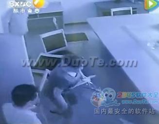 女子对判决内容理解错误 内猛扇女警耳光【视频】