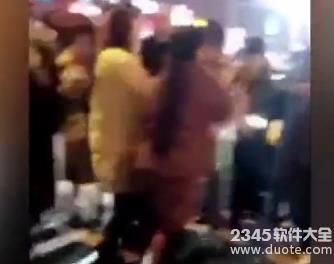 实拍奥迪女司机撞倒路人不服劝 当场暴地女子【视频】