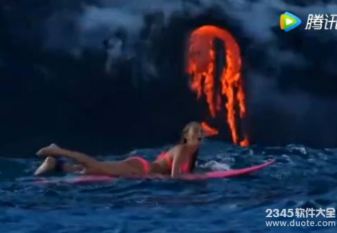 惊险！探险者在火山口冲浪 网友：玩命的节奏【视频】