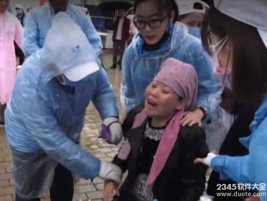 韩红参加爱心活动遇绝症女孩跪地求救 大雨中当场泪崩【视频】
