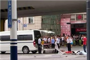 误把油门当刹车 女司机连撞两车身亡