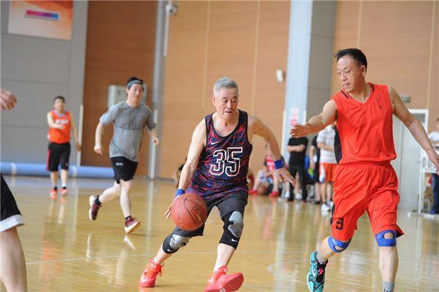59岁赵本山打篮球 网友:没想到赵大爷身体球技那么好【图】