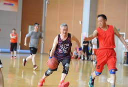 赵本山打篮球 网友:我奶奶跟59岁赵本山打球也能拿冠军【图】