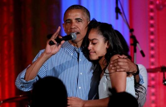 奥巴马给女儿唱歌庆生 网友:不仅是好总统更是好爸爸【多图】