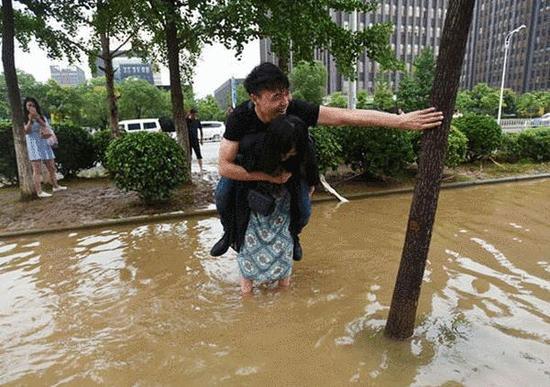 女孩背男友淌水过马路 网友:如果你是那男的 你让背吗【图】