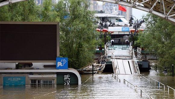 武汉暴雨红色预警 多地交通瘫痪地铁进水 到处可见小船【图】