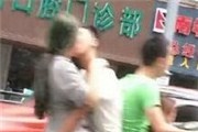 情侣摩托车上花式接吻(图) 交警罚款50元因涉嫌妨碍安全驾驶