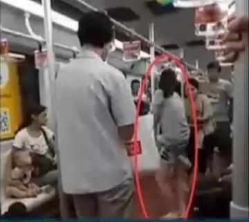 上海地铁占座女曝光 11号线一女子用行李占座爆粗口还打人【视频】