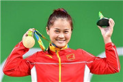 女举破世界纪录 邓薇举重63公斤级比赛摘取金牌