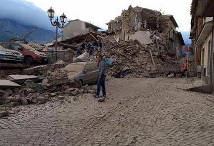 意大利已致120人死 灾区现场房屋倒塌一片废墟【图】