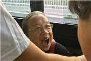 80岁容嬷嬷李明启坐公交 网友笑称：小燕子都成老燕子 容嬷嬷还是那么美