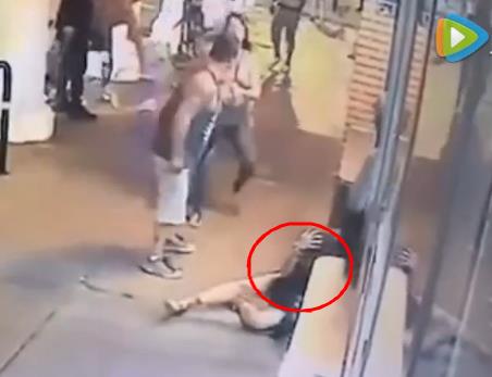 男子一拳将女子在地后逃跑 被路人当街锁喉【视频】