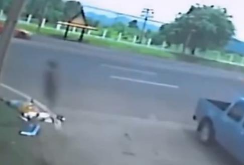 摩托车与货车撞后乘客惨死 监控拍到女子灵魂【视频】