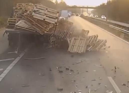 惨烈!监拍立陶宛货车超速发生追尾事故 将前车撞成粉碎【视频】