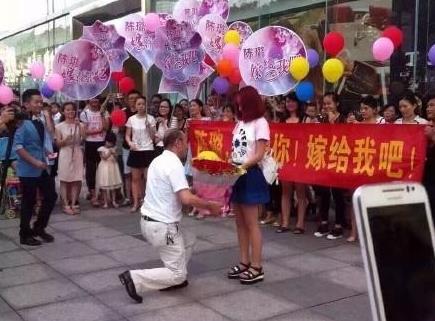 实拍五旬老汉当街下跪疯狂求婚小姑娘 遭拒后豪言不放【视频】