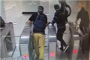 上海地铁3名外籍男子扛自行车逃票  用英语工作人员