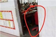 枣庄舜耕中学初中生被老师罚跪 据澄清因学生没完成作业自己去罚跪