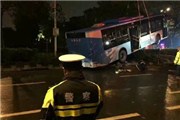 南京97路公交车车祸现场曝光 97路公交被爆超速行驶原因为需每日于固定时间内跑完