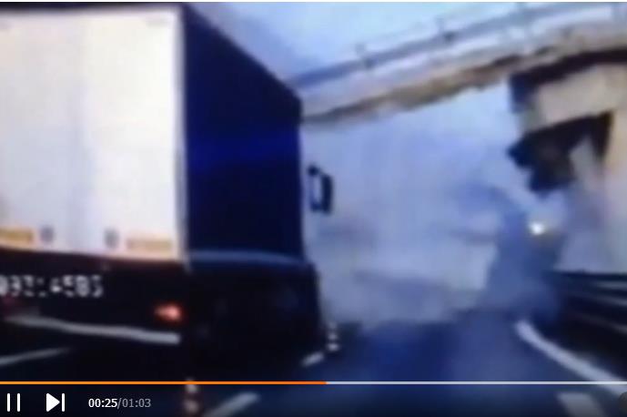 意大利一公路桥遭大型拖车重压垮塌 数车被砸成铁饼【视频】