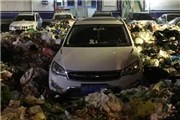 郑州某车主吃个饭回来车就被数十吨垃圾包围了？！现场图实拍