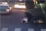 监拍女子斑马线上被撞后遭二次碾压 数十人路过无人施救【视频】