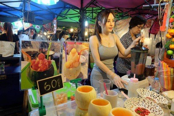 泰国夜市老板爆红 网友：想去朝圣果汁西施【组图】