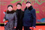 王宝强回乡受热捧 父母为其新电影打气助阵