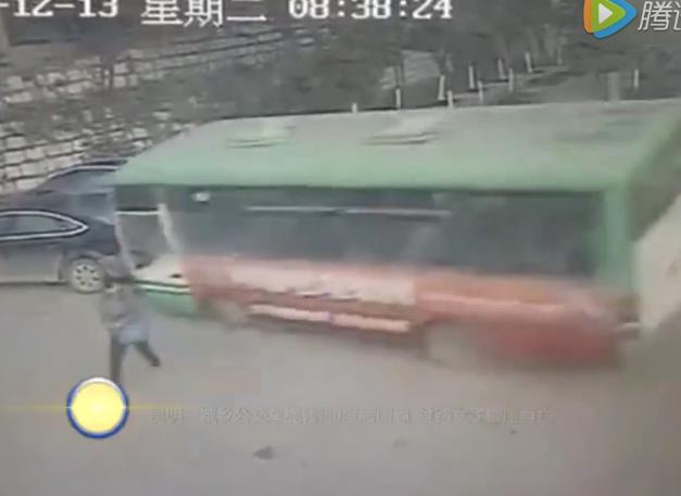 监拍昆明一城乡公交车旋转180度后侧翻 过路女子被砸身亡【视频】