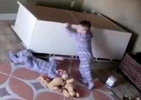 宝宝救子压倒的双胞胎兄弟【视频】疑为广告