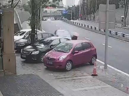 监拍重庆男子驾车飞车碾压过路行人 目击者称“腿不见了”【视频】