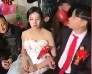 婚礼上新郎吻新娘 新娘板着脸下一秒吐了【视频】