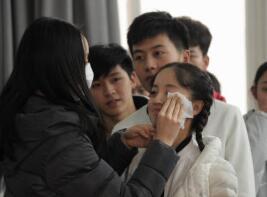 北京电影学院卸妆老师崔倓微博被骂 竟因严格执行卸妆制度？